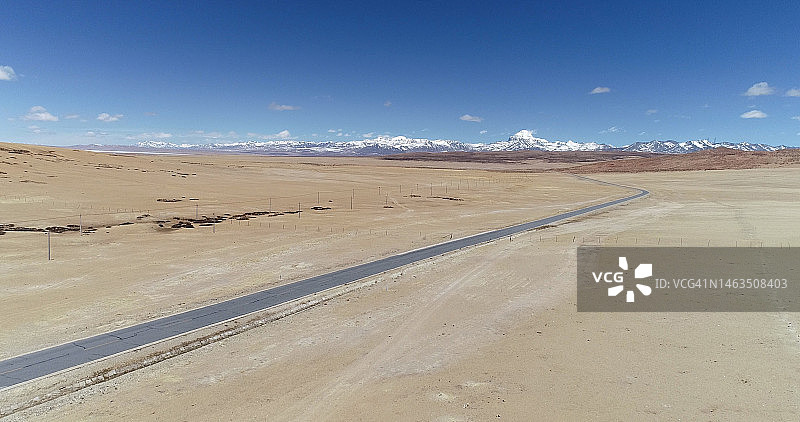 冬季的无人区和道路图片素材