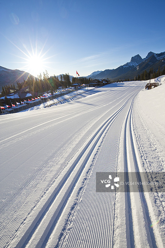 加拿大艾伯塔省坎莫尔北欧中心省立公园的越野滑雪道图片素材