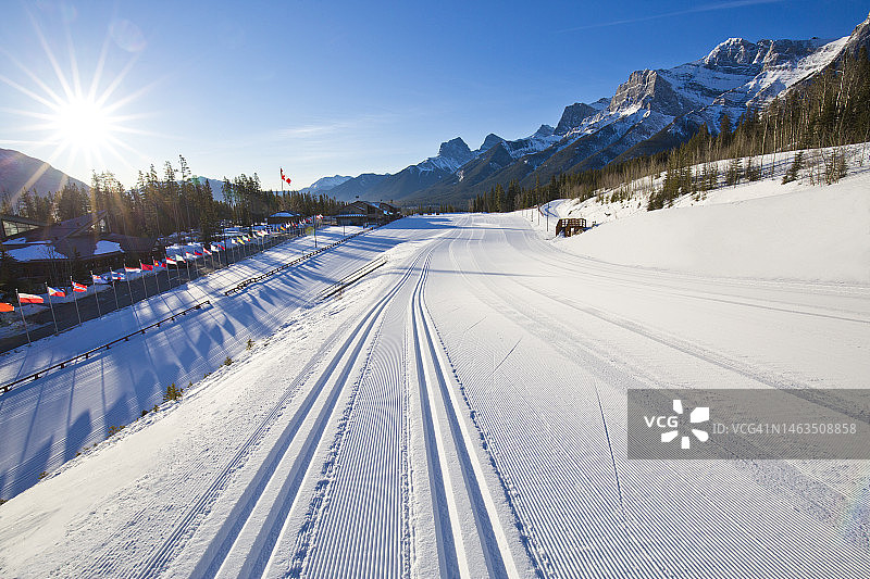 加拿大艾伯塔省坎莫尔北欧中心省立公园的越野滑雪道图片素材