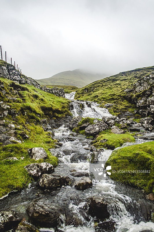 山间流淌的葱郁溪流图片素材
