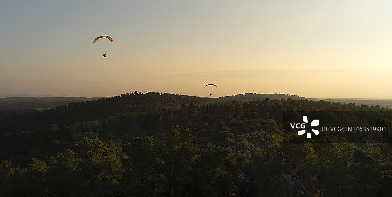 日落时分在歌利亚山上空滑翔图片素材