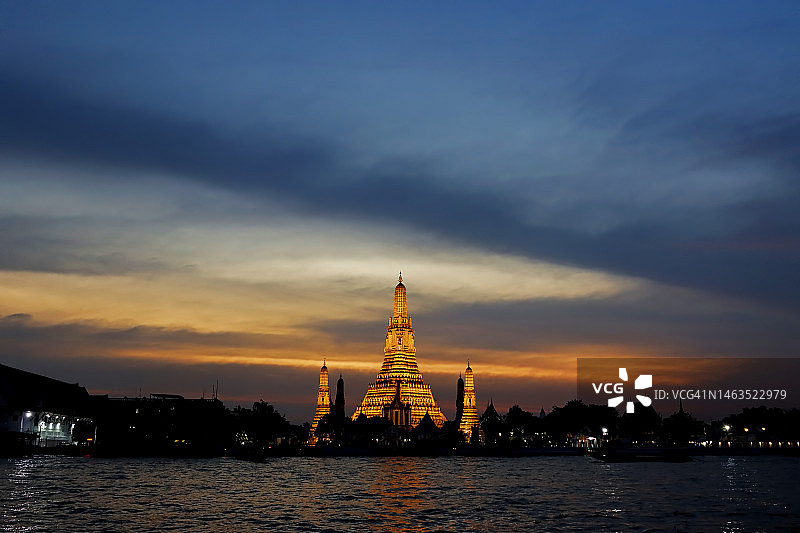 曼谷湄南河畔郑王庙黎明寺古建筑图片素材