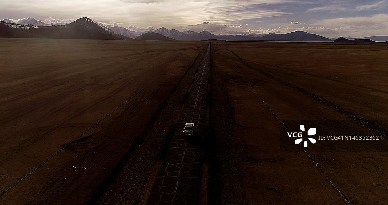 冬季的无人区和道路图片素材