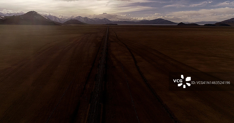 冬季的无人区和道路图片素材