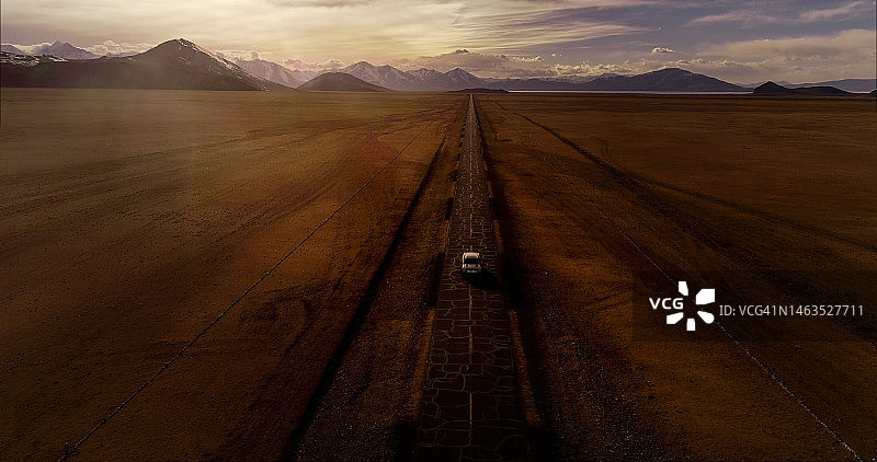 冬季的无人区和道路图片素材