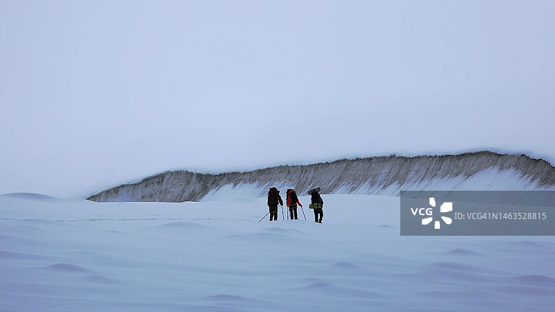一支探索雪山的队伍图片素材