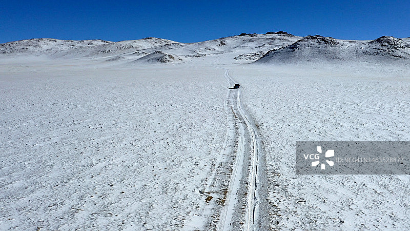 冬季的无人区和道路图片素材