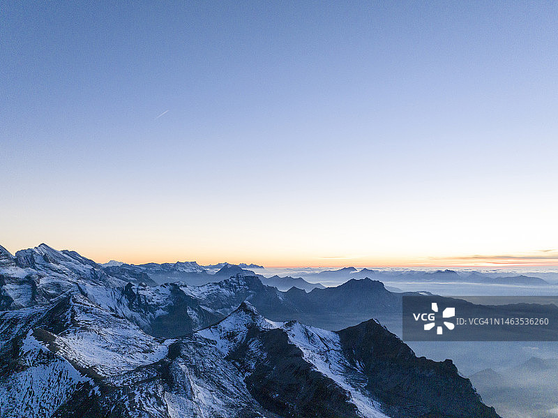 晨光照亮山脊和天空图片素材