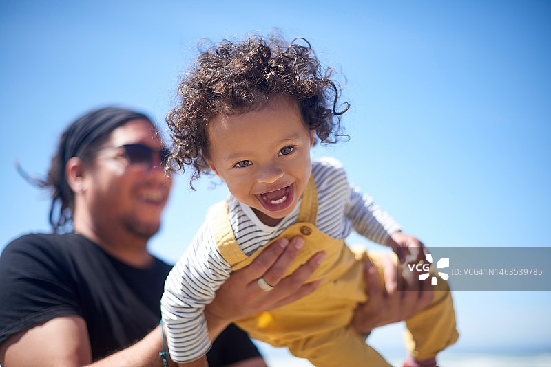 孩子和父母在蓝天下玩耍，亲情满满图片素材