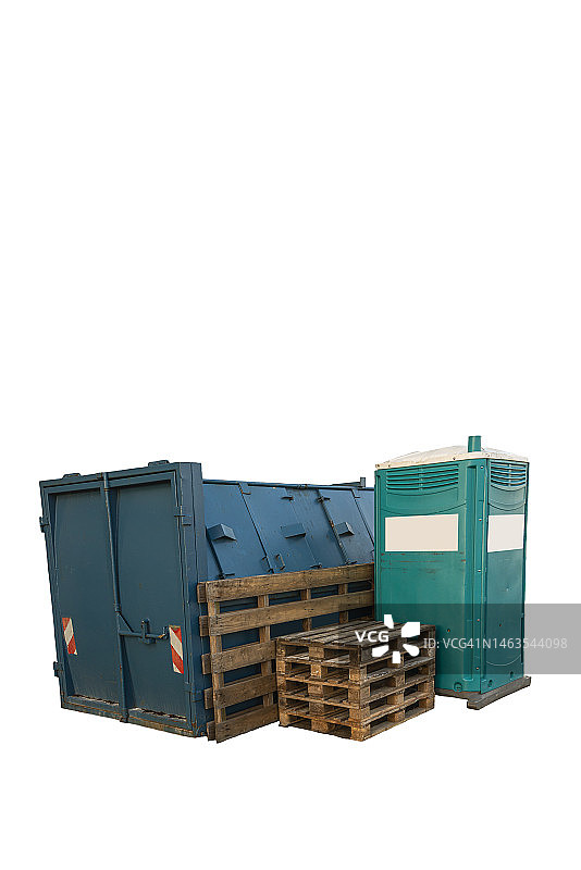 蓝色工业废料容器、木制托盘和可移动厕所图片素材