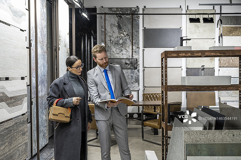 售货员在室内家居店向女性顾客提供帮助图片素材