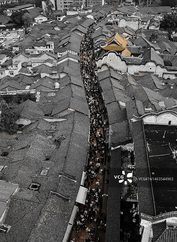 春节期间在成都俯瞰人潮涌动的古镇图片素材