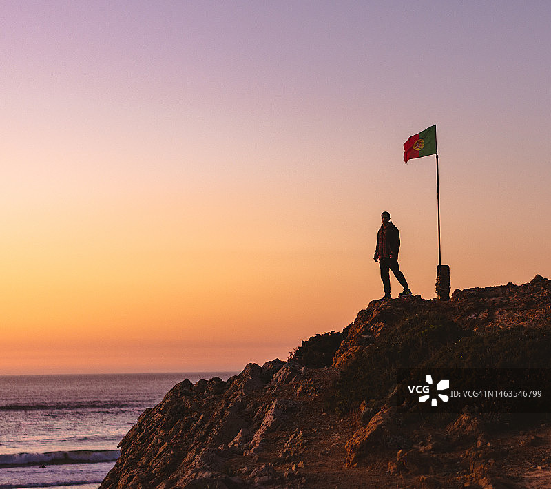 男人站在海边眺望海景图片素材