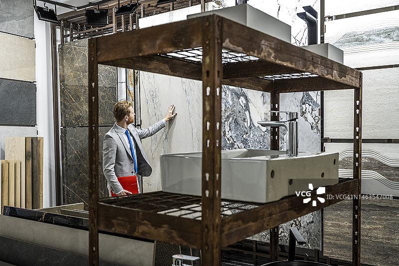 穿着得体的男室内设计师在瓷砖店图片素材