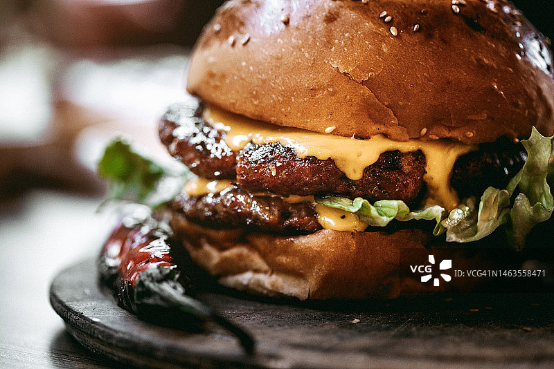 美味双层汉堡配薯条和蔬菜图片素材