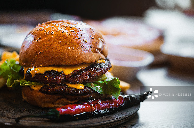 美味双层汉堡配薯条和蔬菜图片素材