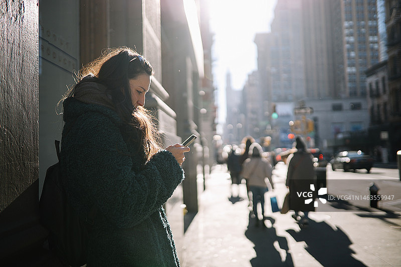 在纽约街头查看应用程序的通勤者图片素材