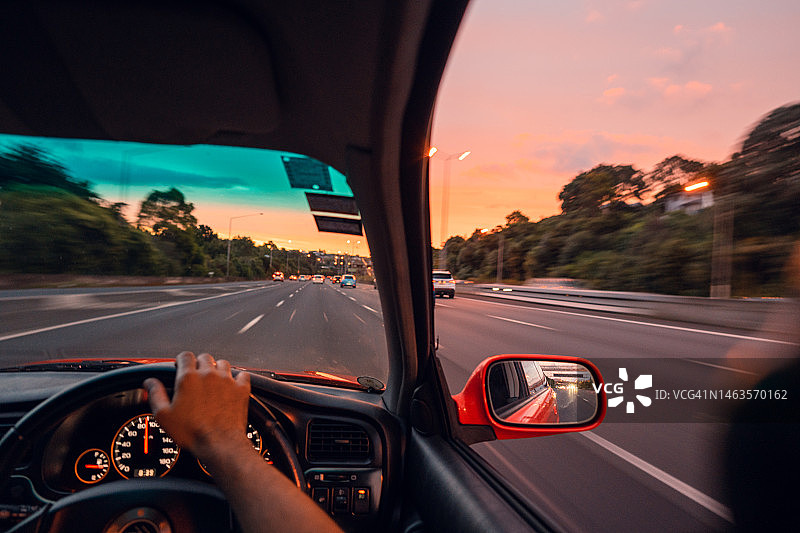 男人在乡间道路上开车图片素材