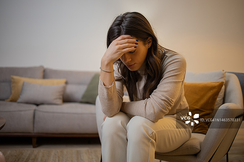 感到疼痛的年轻女人图片素材