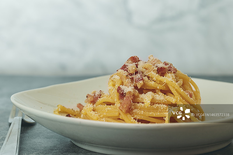 意大利餐桌上碗里的意大利面特写图片素材