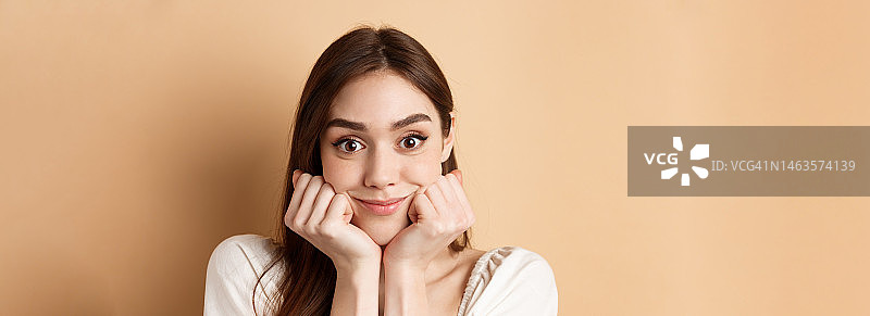 好奇的女孩兴致勃勃地倾听图片素材