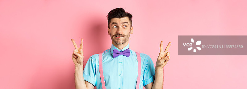 戴领结的有趣年轻人在节日活动中表演图片素材