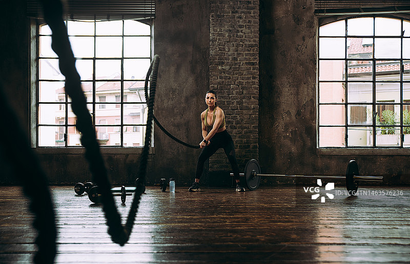 男子在意大利米兰的健身房跳跃图片素材