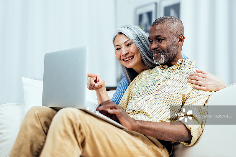 电影质感的快乐多民族老年夫妇照片，乌克兰基辅图片素材