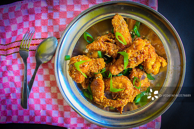 美味的自制香脆炸鸡配柠檬图片素材