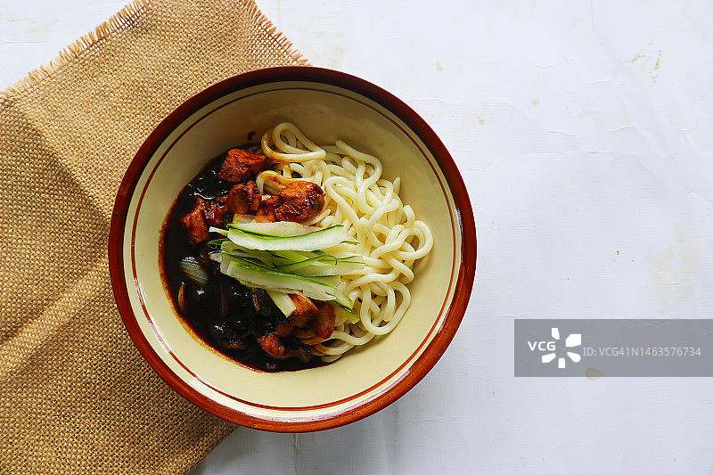 韩式炸酱面，配黑酱——在罗马尼亚克尤尔久上菜图片素材
