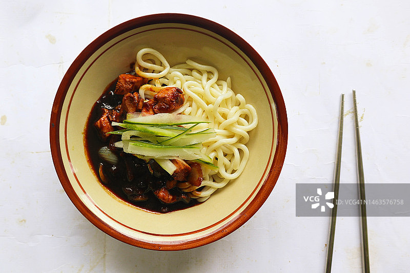 韩式炸酱面，配黑酱——在罗马尼亚克尤尔久上菜图片素材