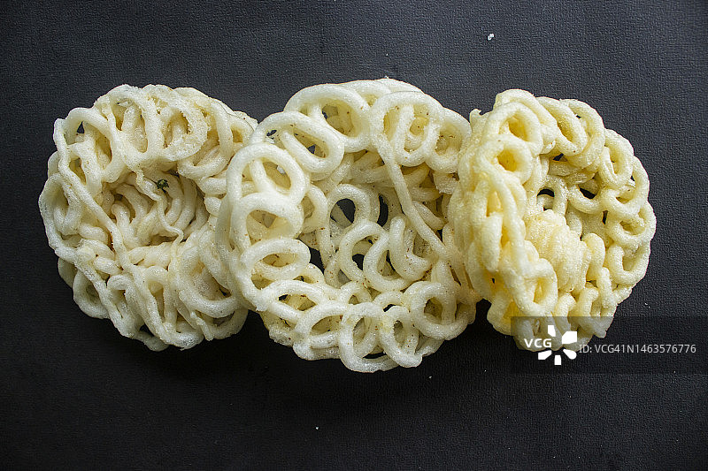 木薯脆片，黑色背景图片素材