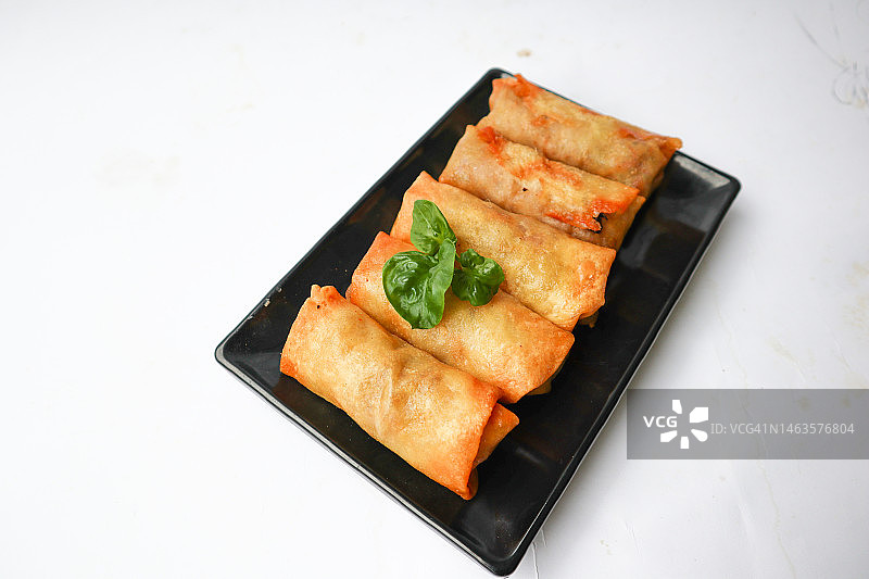 来自印度尼西亚三宝垄的传统春卷皮小吃：Lumpia或lunpia图片素材