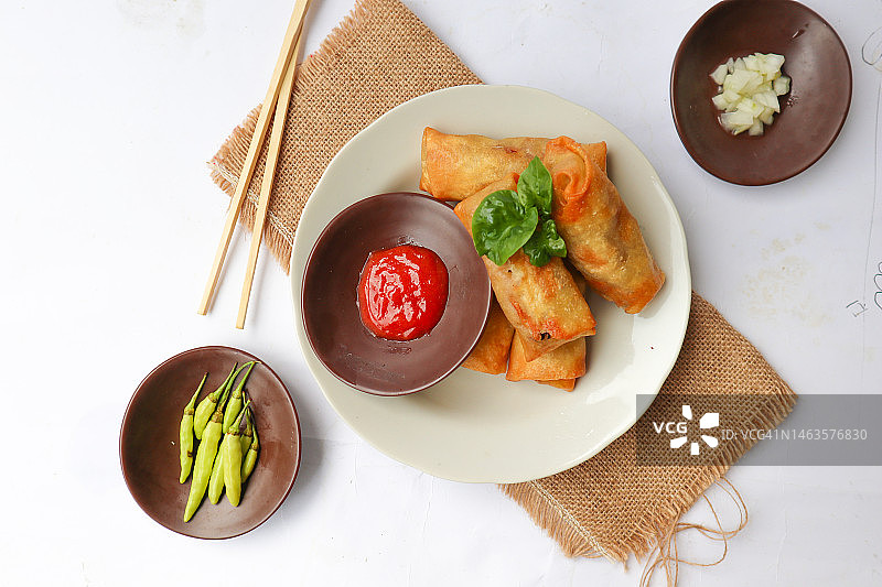 来自印度尼西亚三宝垄的传统春卷皮小吃：Lumpia或lunpia图片素材