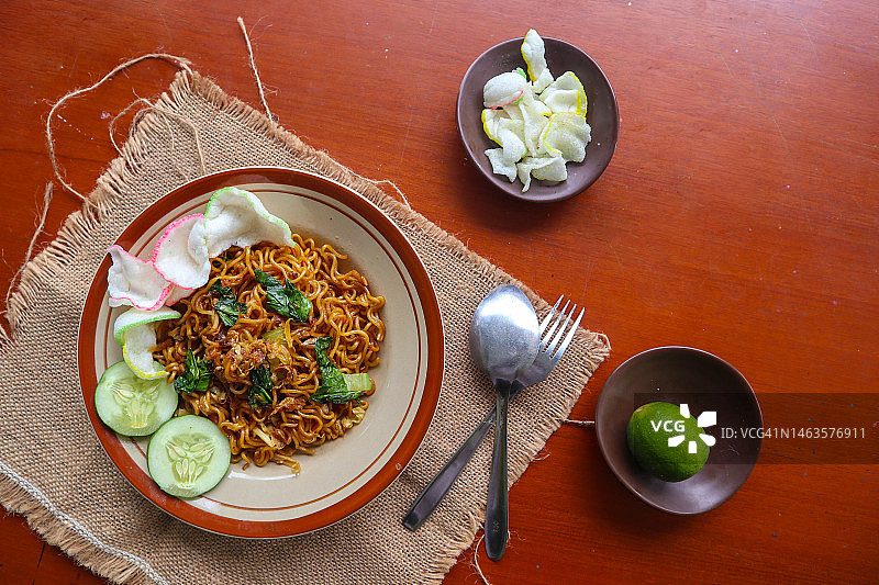 Mie tek tek或鸡蛋炒面，配有鸡肉、卷心菜、芥菜、肉丸，罗马尼亚图片素材