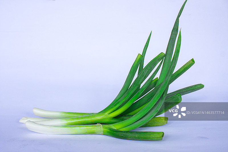 白色背景上的生有机韭菜和韭菜片图片素材