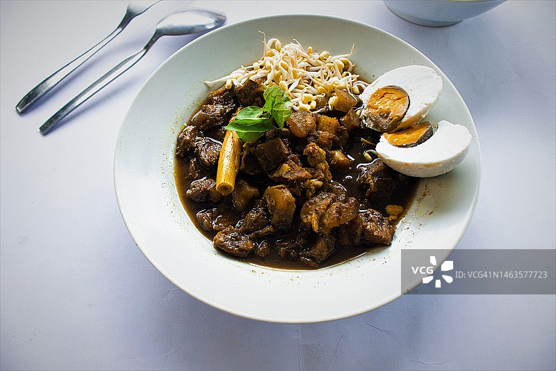 印尼牛肉黑汤饭配豆芽图片素材