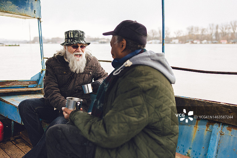 在河边钓鱼的两位年长的男人图片素材