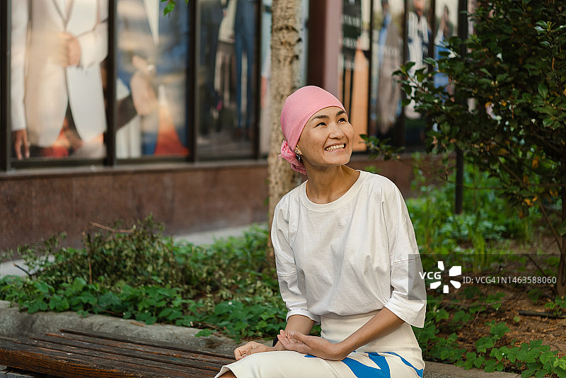 在户外享受生活的患癌亚洲女性图片素材