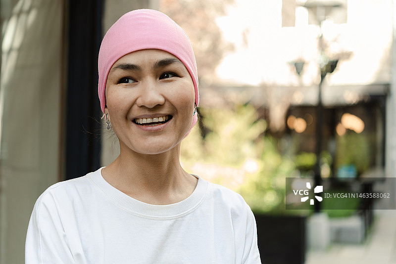 享受散步的亚洲癌症患者 портрет图片素材