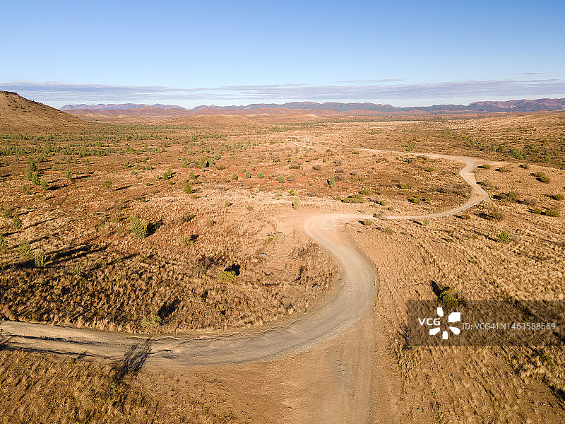 澳大利亚南澳大利亚弗林德斯山脉国家公园的碎石路，2022年图片素材