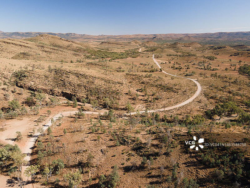 澳大利亚南澳大利亚弗林德斯山脉国家公园的碎石路，2022年图片素材