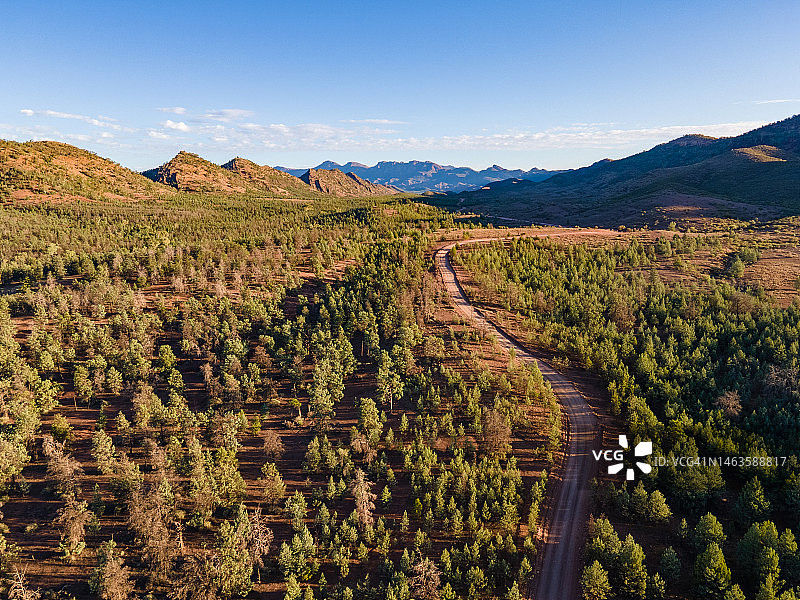 2022年澳大利亚南澳大利亚州弗林德斯山脉国家公园的Bunyeroo路图片素材