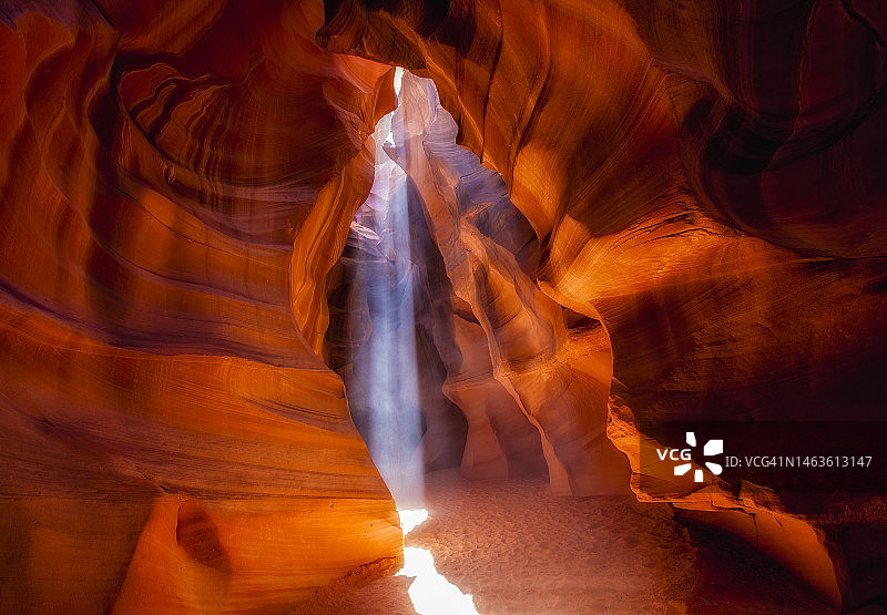 神秘洞穴图片素材