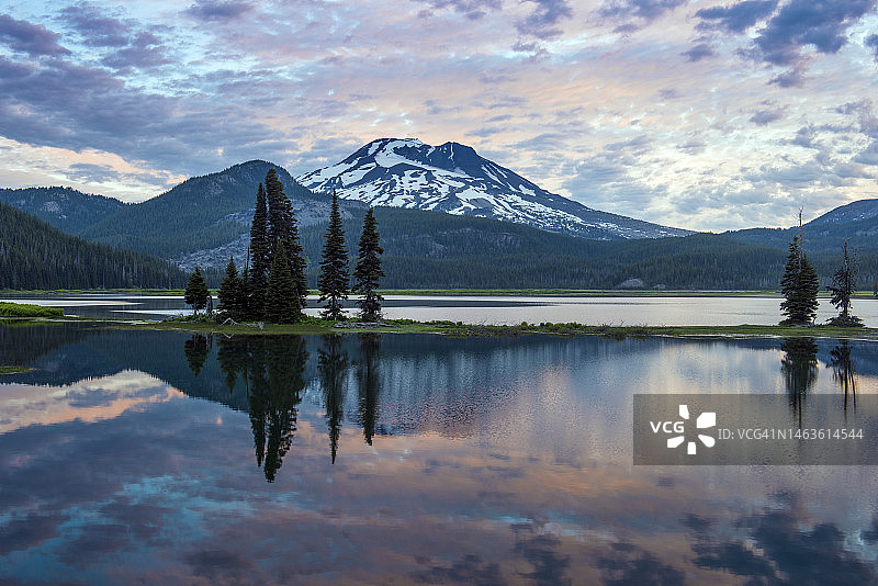 蓝色倒影图片素材