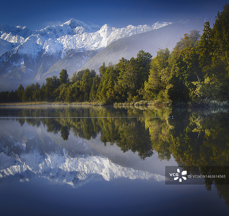 雾气蒙蒙的湖畔清晨图片素材