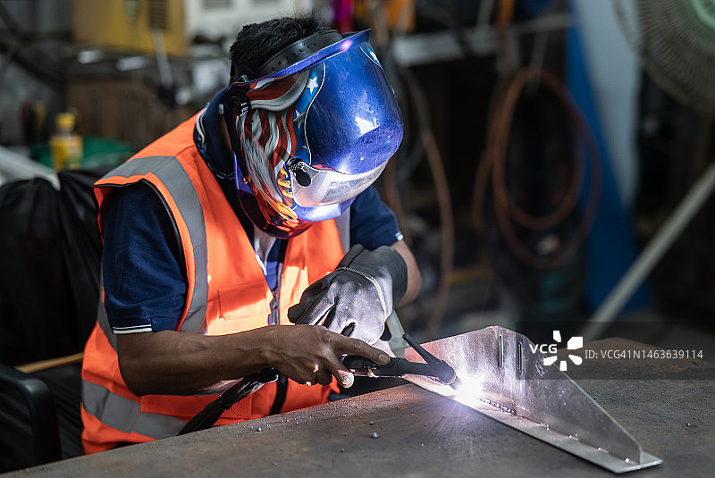 车间工业焊接工人图片素材
