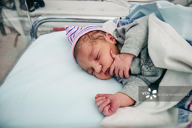 熟睡中的新生女婴图片素材