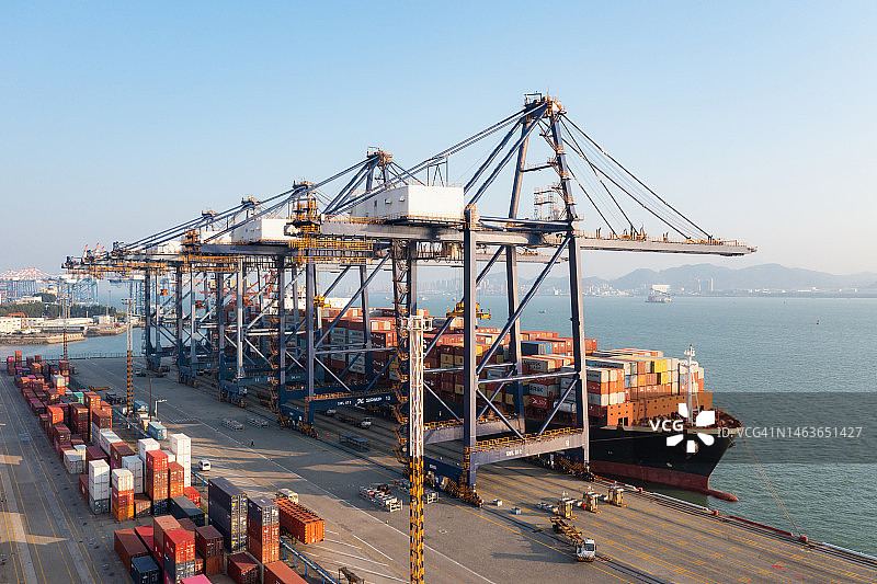 港口大型集装箱货轮的特写图片素材