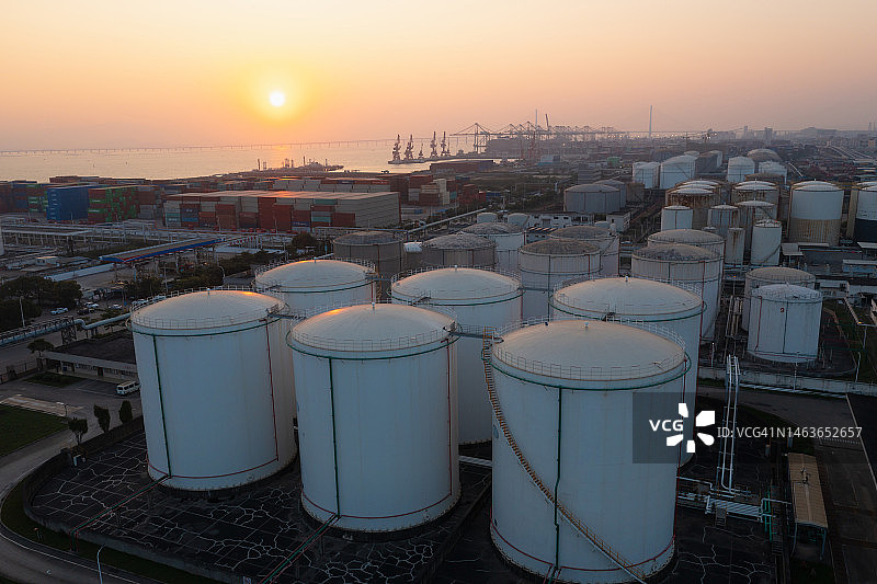 日落时的石油储罐图片素材